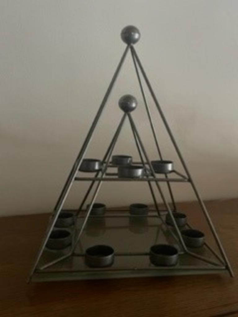 Luxe, metalen piramide kandelaar - 12 theelichtjes, Huis en Inrichting, Woonaccessoires | Kandelaars en Kaarsen, Zo goed als nieuw