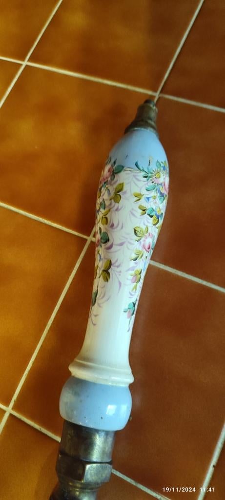 Ancienne tireuse de bière en porcelaine ., Enlèvement, Utilisé, Ouvre-bouteille, Autres marques