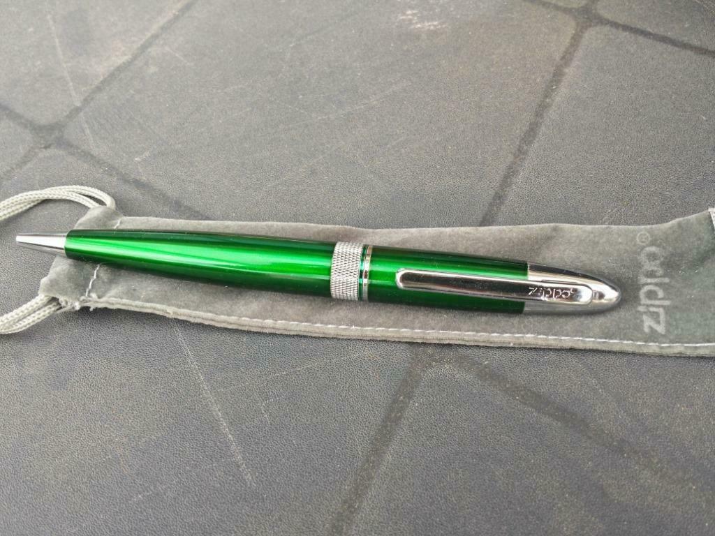 Stylo bille  Zippo vert ou mauve avec sa pochette., Collections, Stylos, Autres marques, Avec boîte, Stylo, Comme neuf