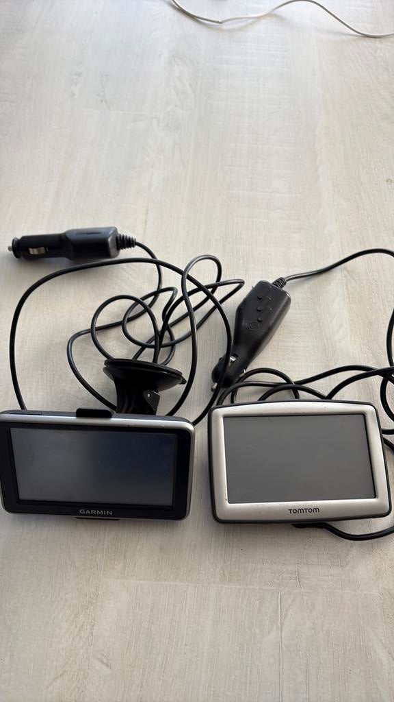 2 GPS Garmin et TomTom, Enlèvement, Comme neuf