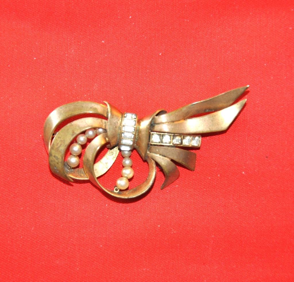 broche noeud stylisé perle et strass (x2024), Handtassen en Accessoires, Broches, Ophalen of Verzenden, Gebruikt, Koper, Met parel