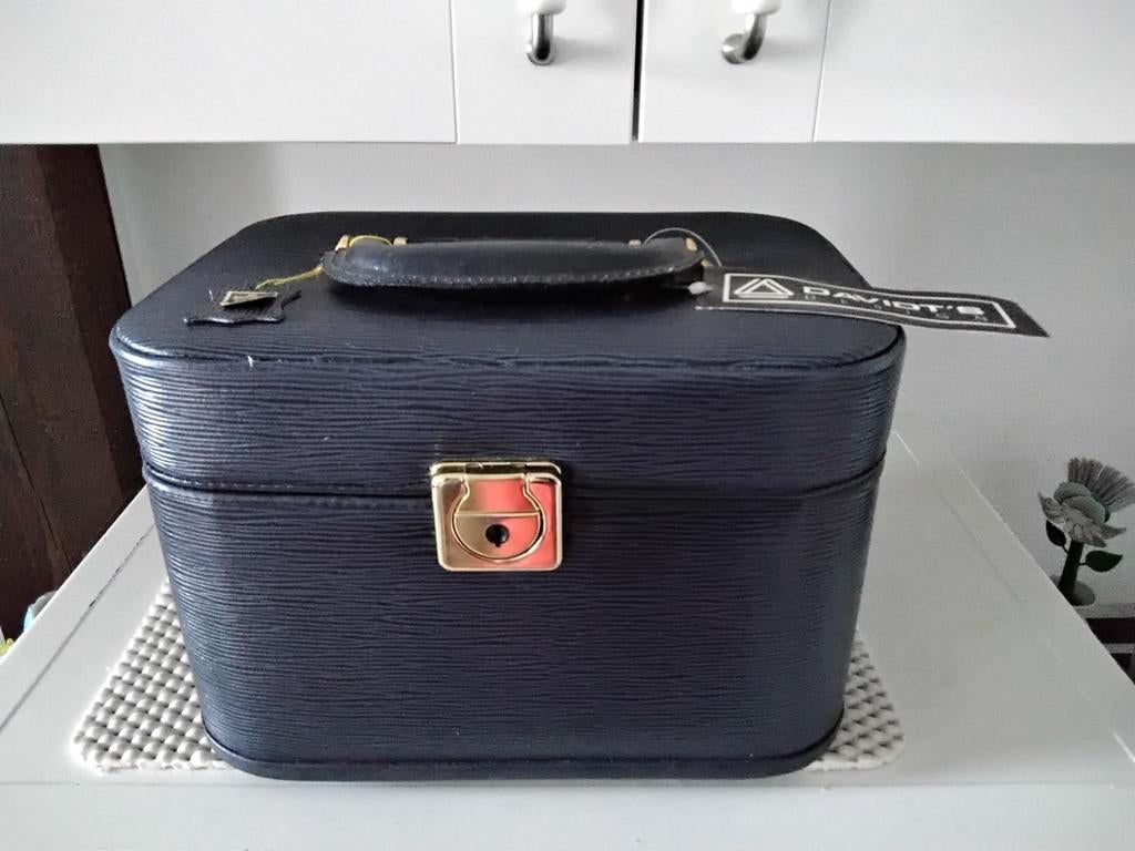 Neuf - VINTAGE- Beauty case bleu en cuir + clé - IMPECCABLE, Neuf, Enlèvement ou Envoi, Avec serrure, Rigide