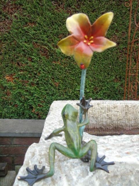 kikker en lieveheersbeestje op bronzen bloem., Antiek en Kunst, Ophalen of Verzenden, Brons