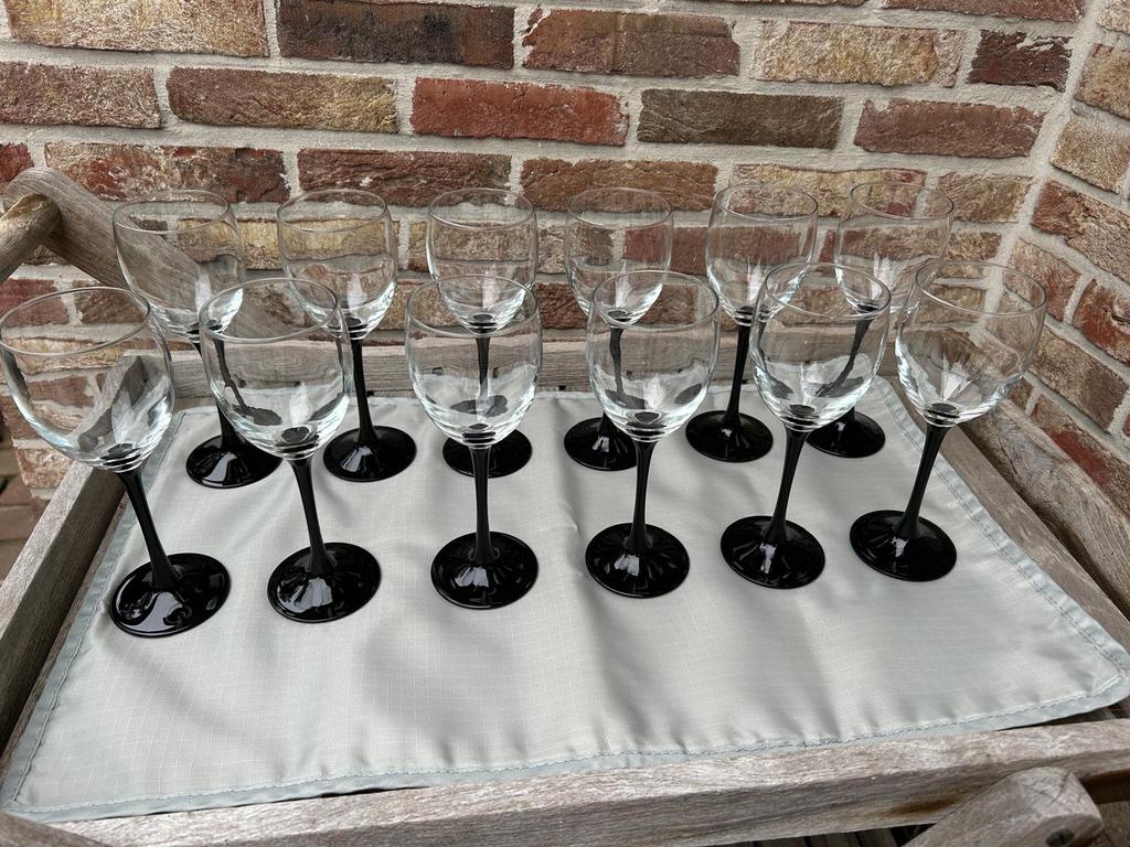 NIEUWE WIJNGLAZEN MET ZWARTE GLAZEN VOET, Verzamelen, Ophalen of Verzenden, Nieuw