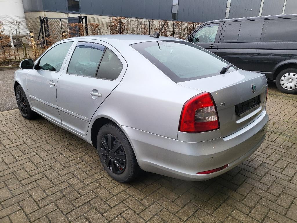 SKODA OCTAVIA, Auto's, Voorwielaandrijving, Euro 5, Stof, Zwart