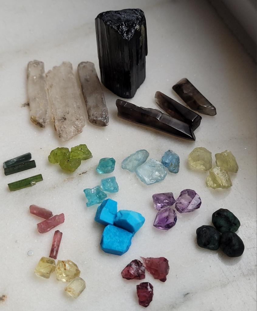 Edelstenen specimen 40 stuks o.a emerald peridoot toermalijn, Ophalen of Verzenden, Mineraal