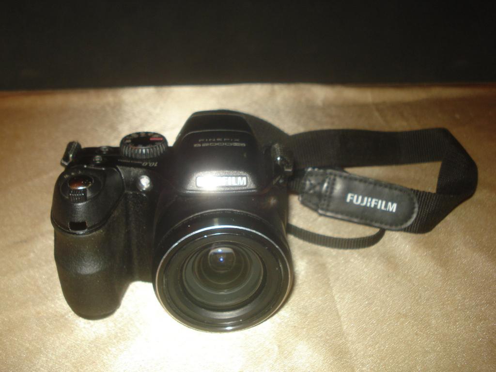 FUJIFILM Finepix S2000HD Appareil Photo Numérique Zoom X 15, Audio, Tv en Foto, Fotocamera's Analoog, Ophalen of Verzenden, Zo goed als nieuw