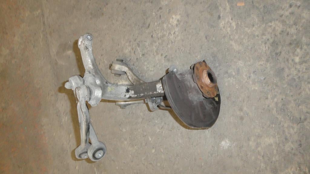 A vendre Fusée d'essieu + moyeu avant gauche Audi A4 B7 85KW, Enlèvement, Utilisé, Audi