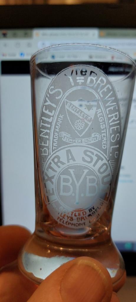 Mini glaasje Extra  Stout   B.Y.B  telf 6051  Brussels, Ophalen of Verzenden, Zo goed als nieuw, Glas of Glazen, Overige merken