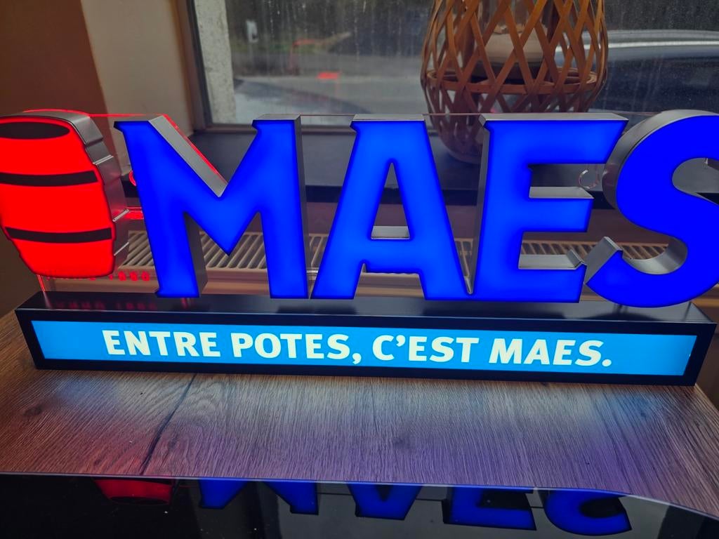 Grande enseigne lumineuse MAES – Objet publicitaire