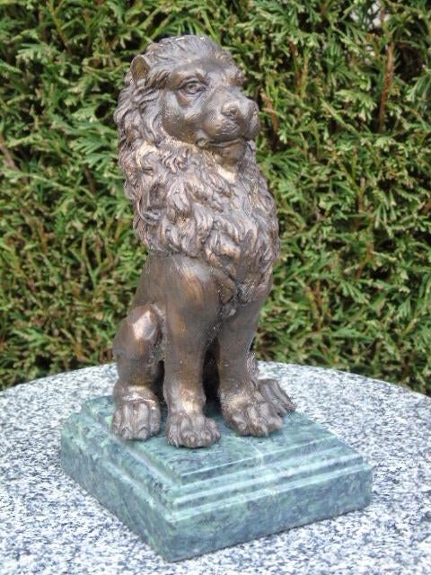lion assis en bronze sur marbre vert ., Antiquités & Art, Enlèvement ou Envoi, Bronze