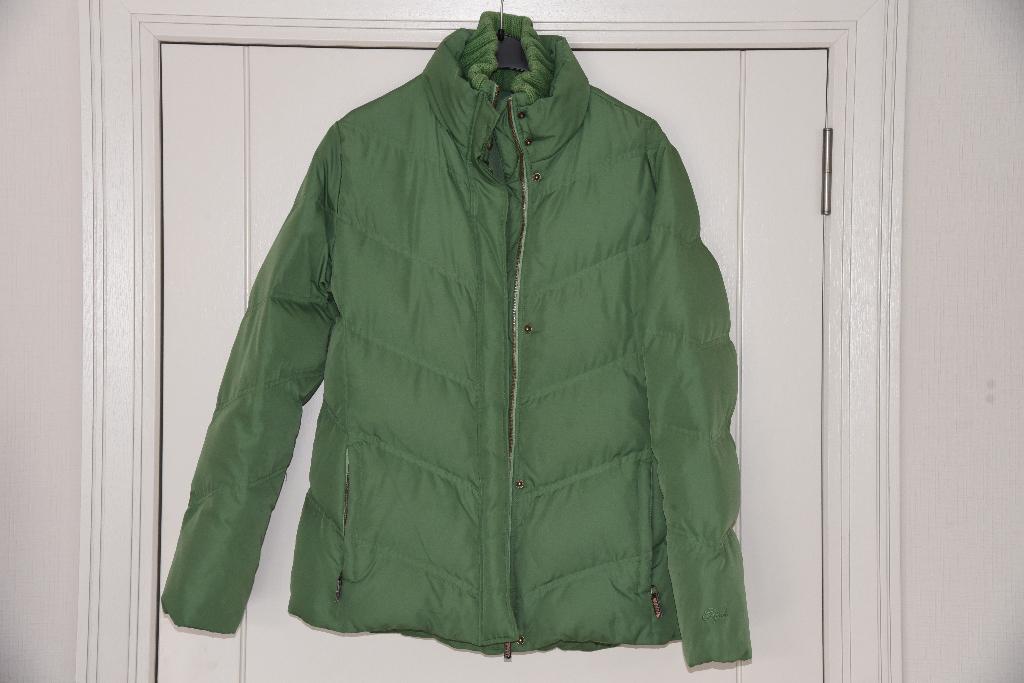 Mooie groene winterjas ESPRIT, medium. Zeer goede staat, Maat 38/40 (M), Ophalen of Verzenden, Gedragen, Groen