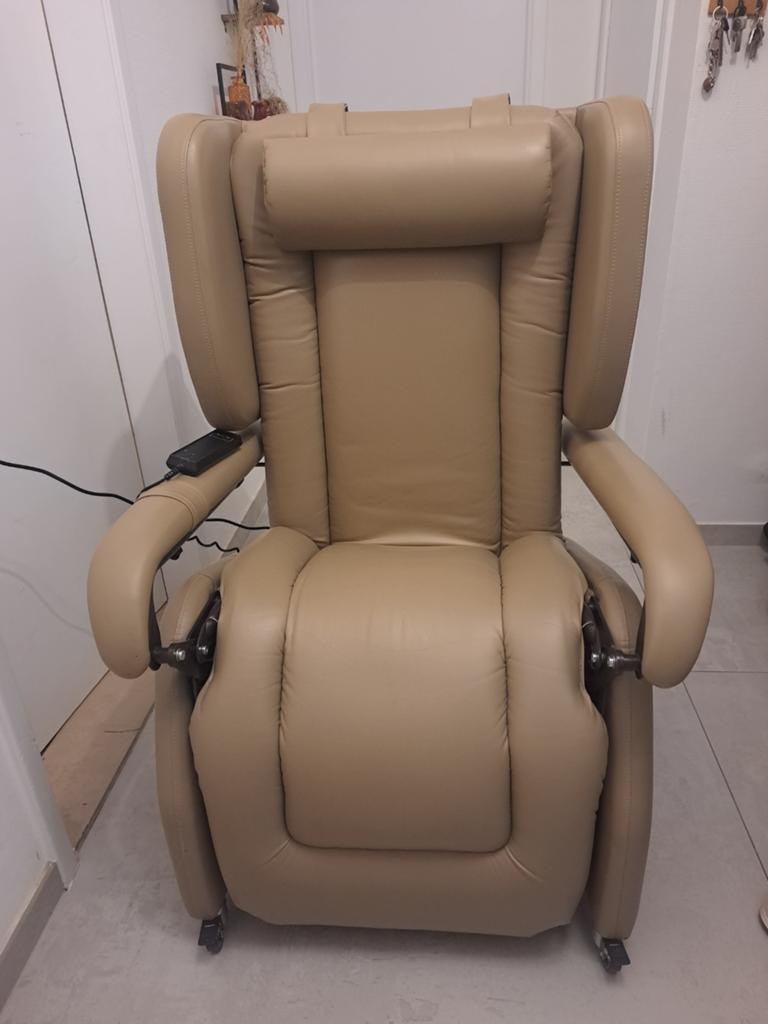 Te koop electrische fauteuil. Kleur taupe, Huis en Inrichting, Ophalen