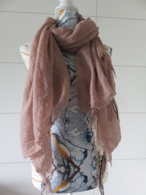 lichtbruine sjaal met pluimen / veren, Kleding | Dames, Ophalen of Verzenden, Zo goed als nieuw, Sjaal
