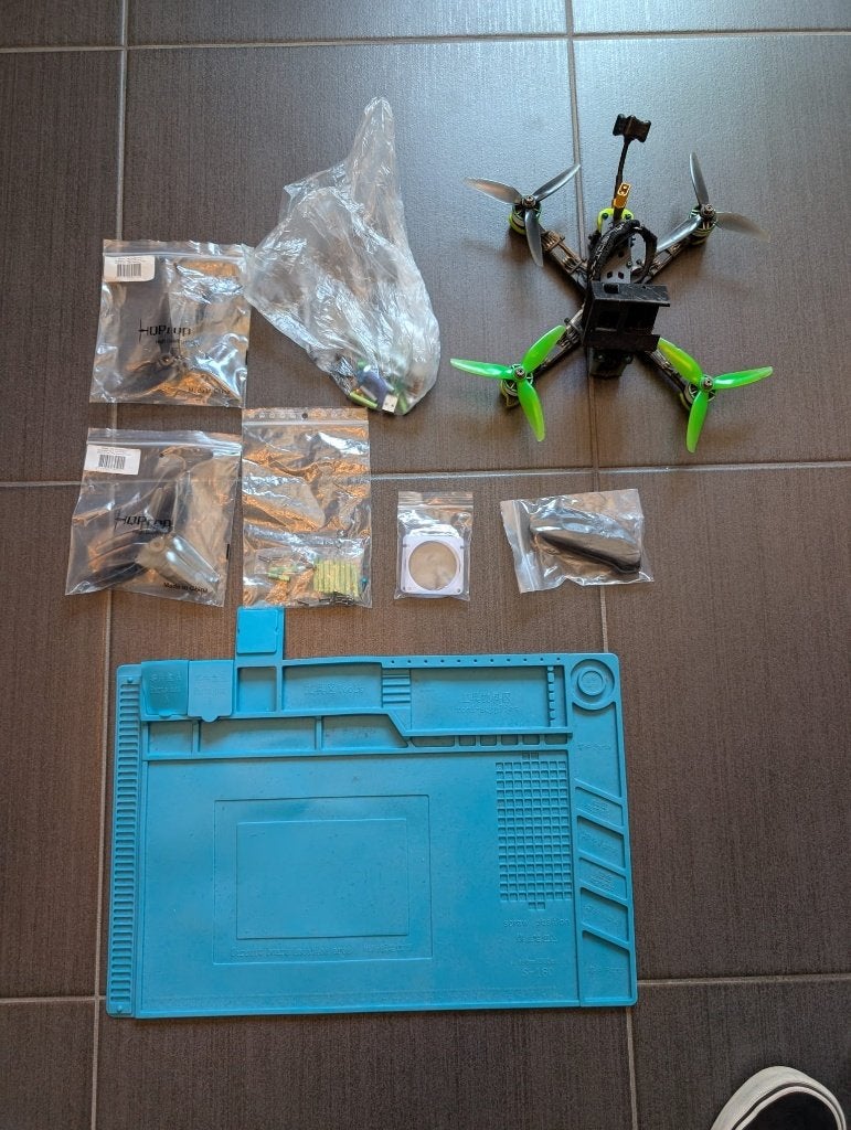 FPV drone set – drone, XT Pro lader, 17A voeding + extra, TV, Hi-fi & Vidéo, Drones, 250 à 900 g, Enlèvement ou Envoi, Drone de course