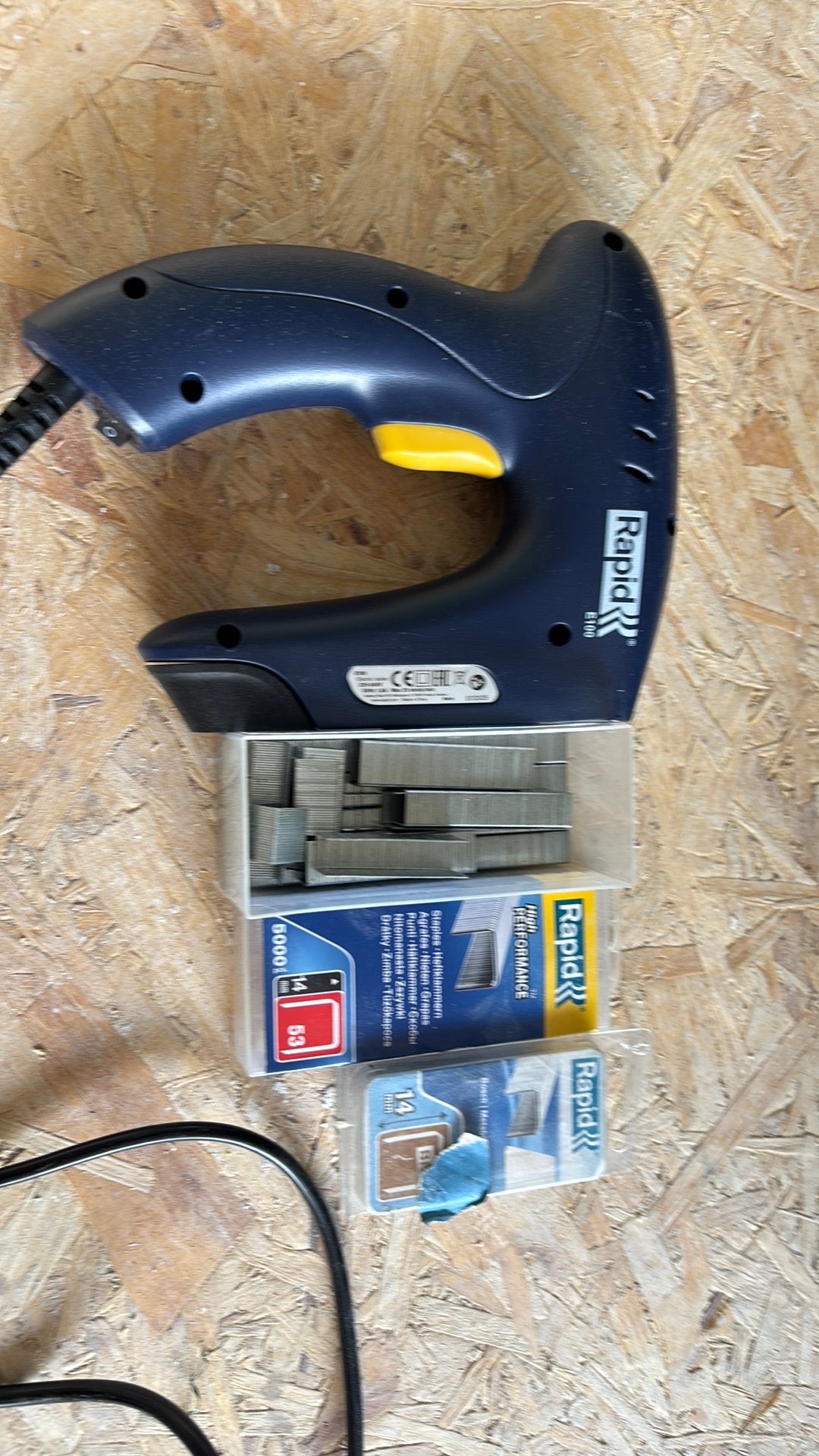 Rapid nietjesmachine E100, nieuwstaat, nietjes bijgeleverd., Doe-het-zelf en Bouw, Gereedschap | Schuurmachines, Ophalen, Zo goed als nieuw