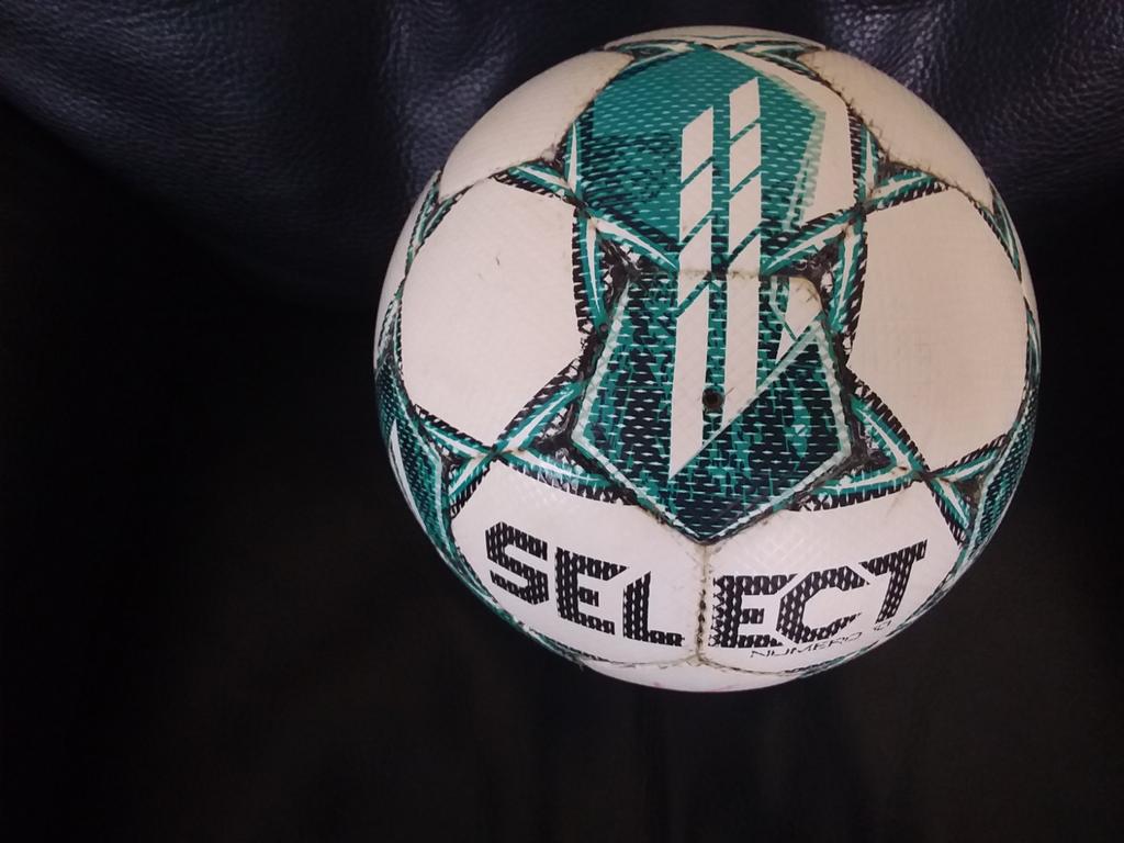 5 voetballen, Ophalen of Verzenden
