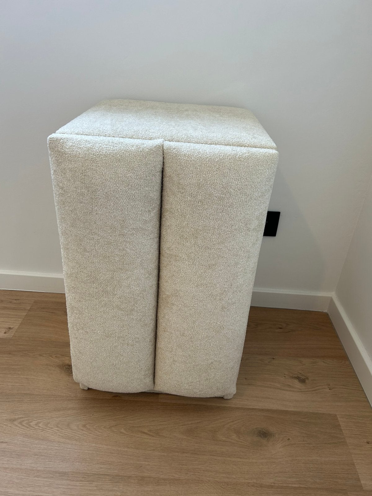 Gloednieuwe Set van 2 Bouclé Nachtkastjes – Beige – Nieuw, Huis en Inrichting, Slaapkamer | Nachtkastjes, Ophalen, Overige materialen