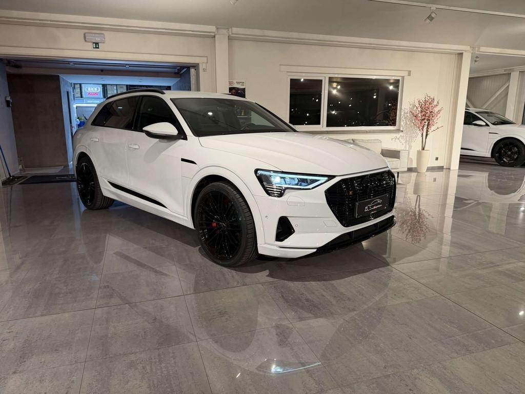 Audi Q8 e-tron 55 QUATTRO 408PK * FULL BLACK PACK * S-LINE *, Auto's, Automaat, Skiluik, Zwart, 408 pk