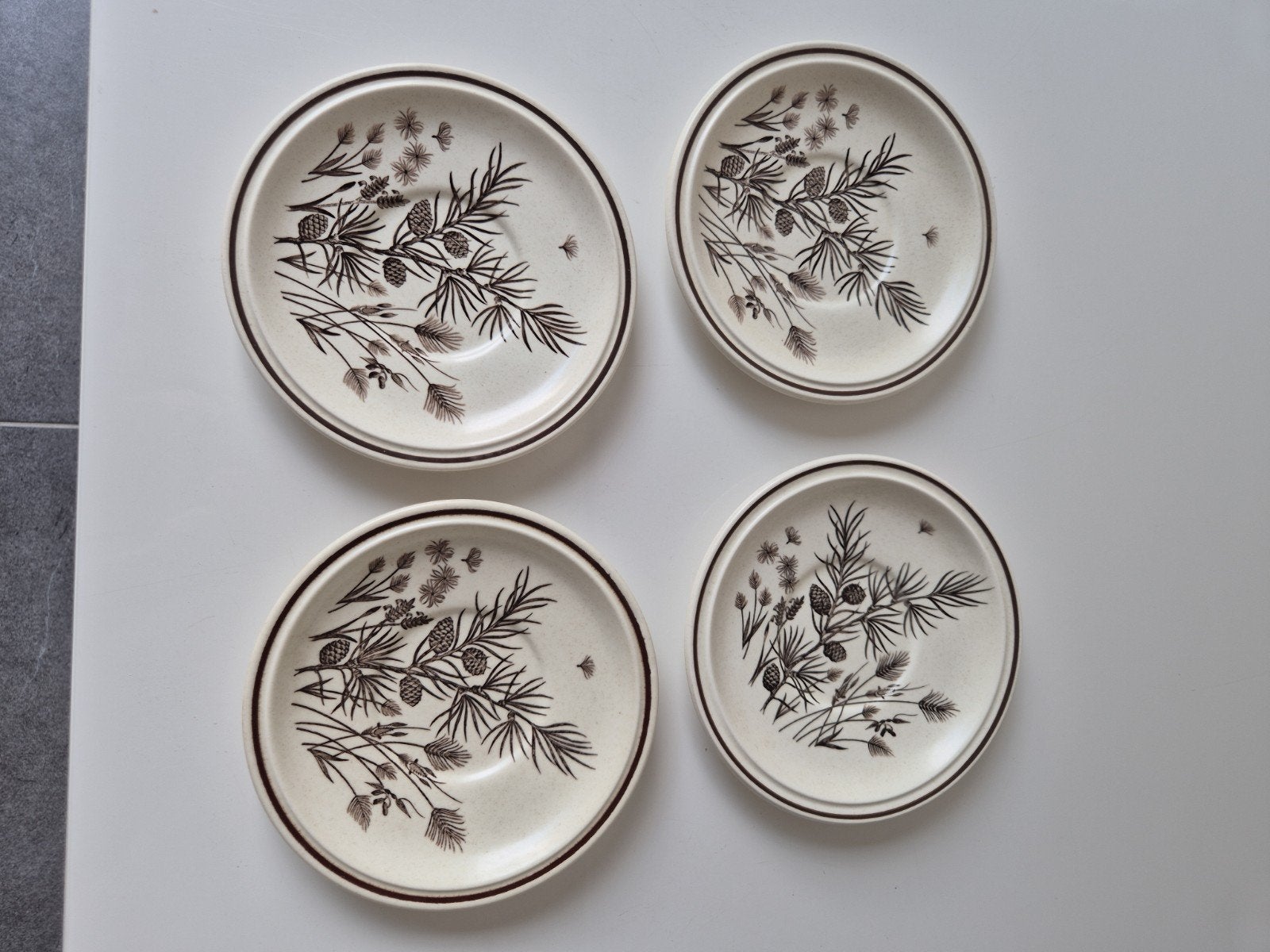 Lot de 4 sous-tasses vintage Pinewood – Made in England, Antiek en Kunst, Antiek | Servies los, Ophalen of Verzenden