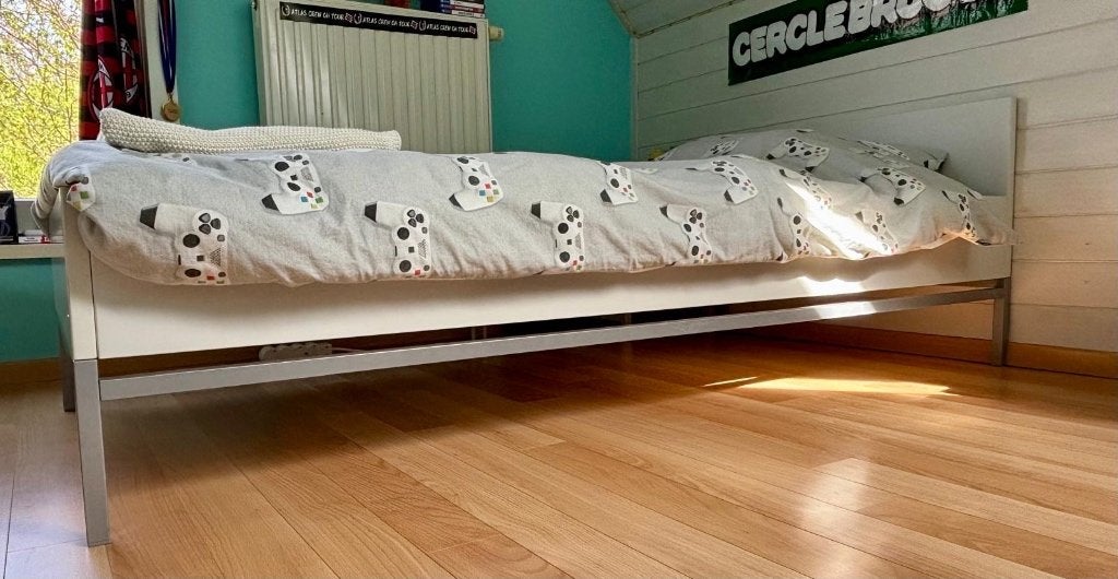 Eenpersoonsbed en nachtkastje, Ophalen, Overige materialen, Gebruikt, 90 cm