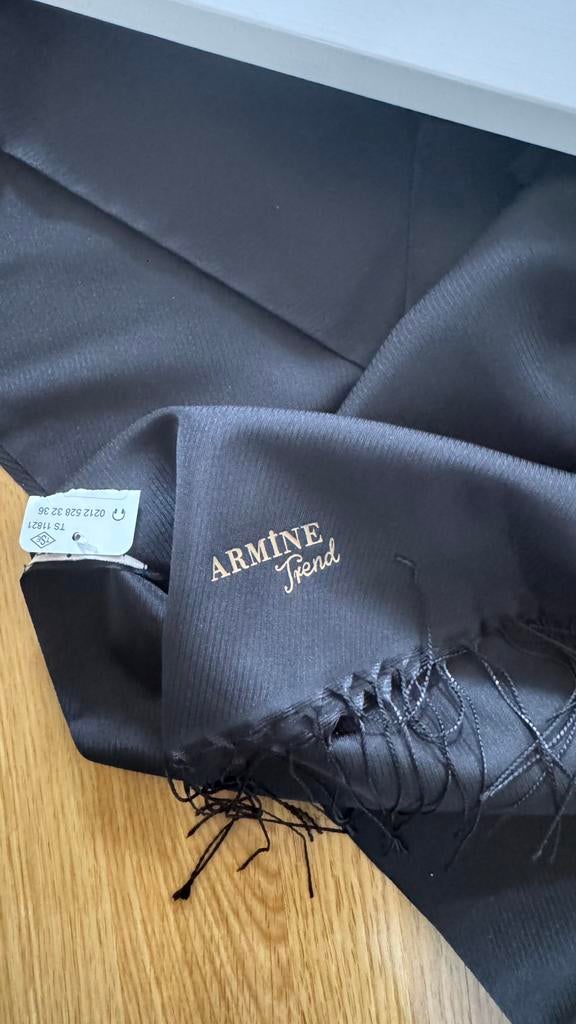 Foulard, noir marque armine, Enlèvement, Comme neuf