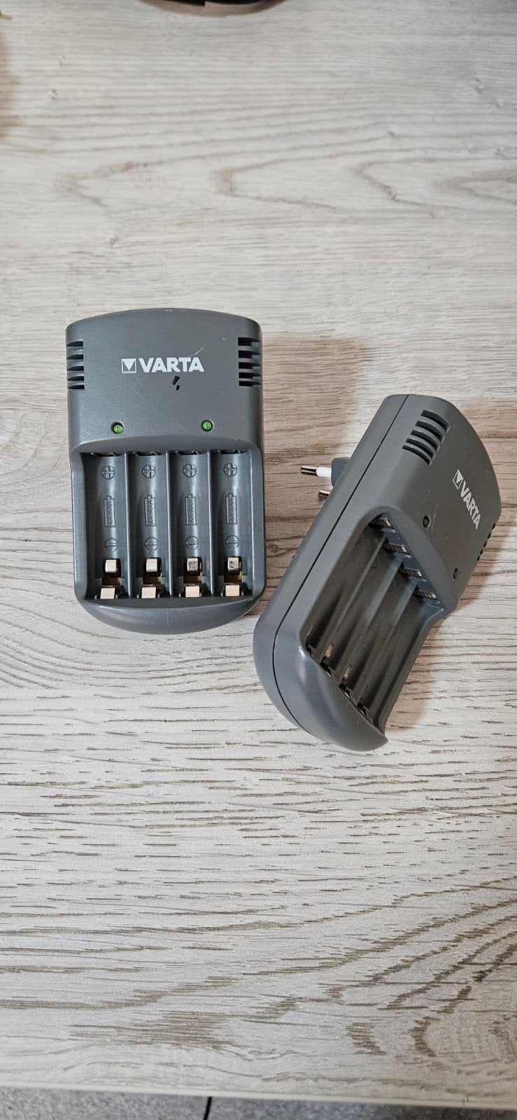 Lot de 2 chargeurs de piles VARTA AA et AAA (bon état), Enlèvement, Utilisé