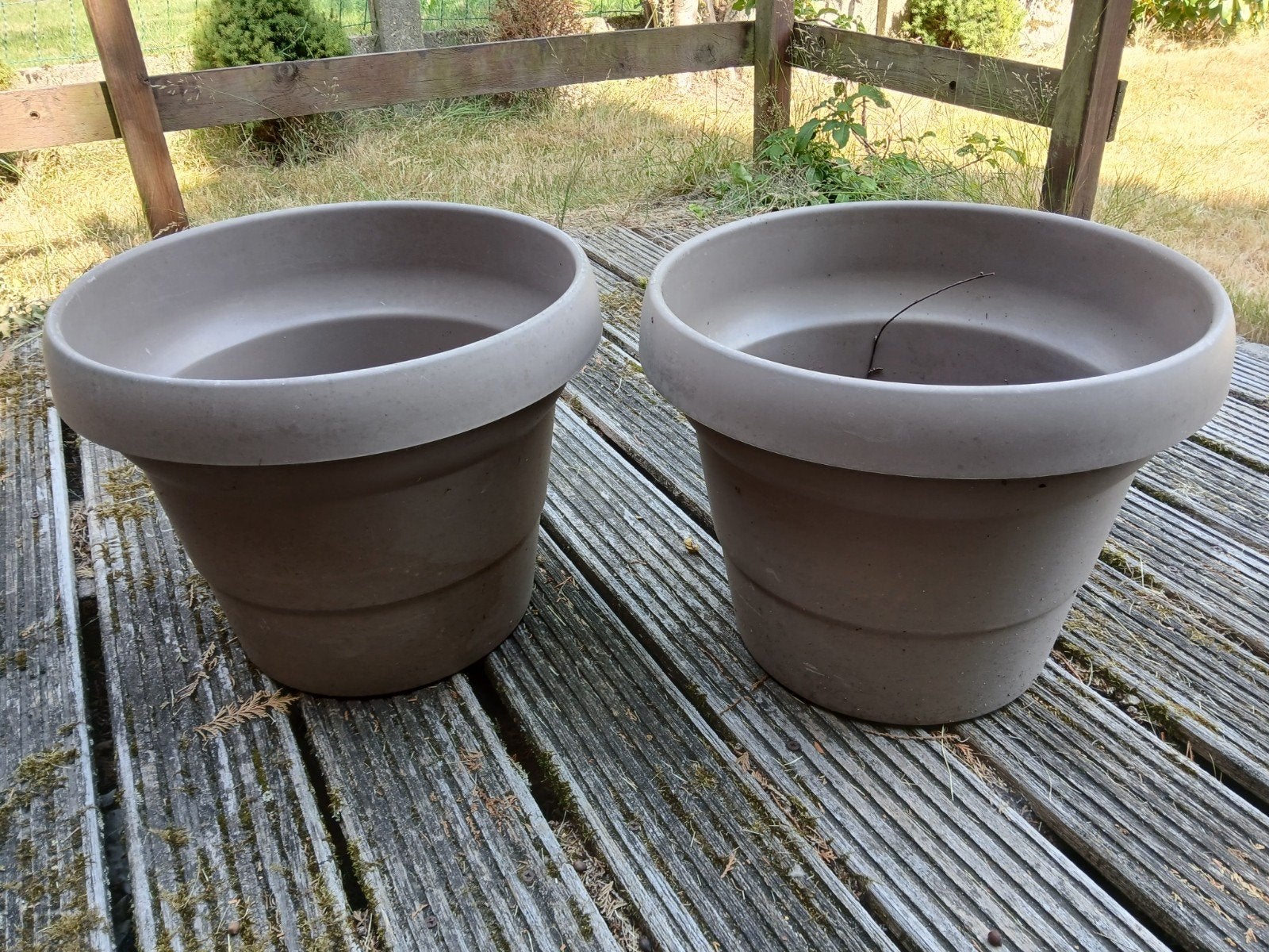 Twee grote bloempotten uit plastic, Tuin en Terras, Ophalen, Kunststof, 40 cm of meer, Rond