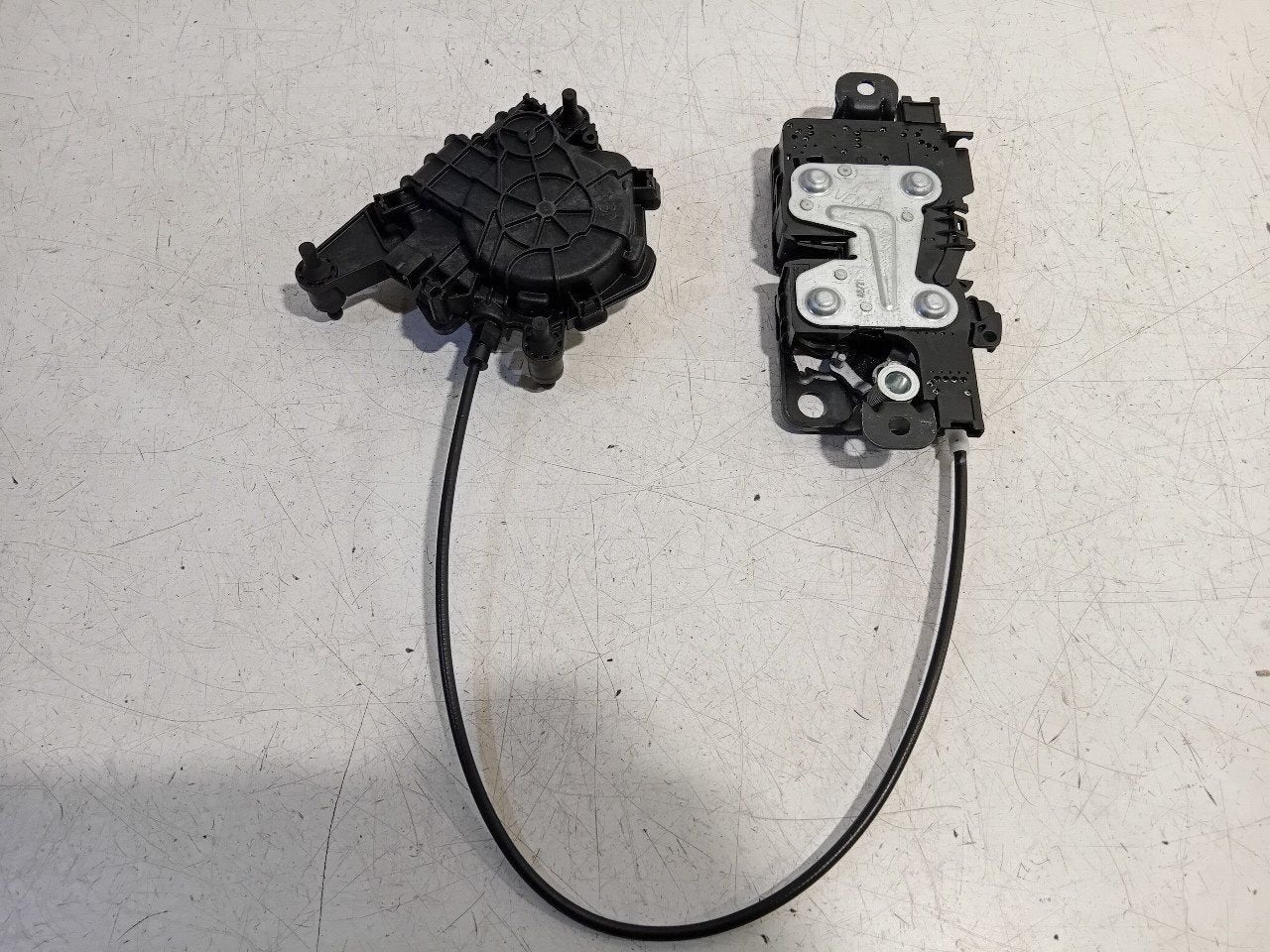 Slot mechaniek kofferdeksel achterklep elektrisch BMW iX, Onderdelen@venauto.nl, Van der Ven Autorecycling B.V., Gebruikt, Ettenseweg 76, 4706 PB Roosendaal, The Netherlands