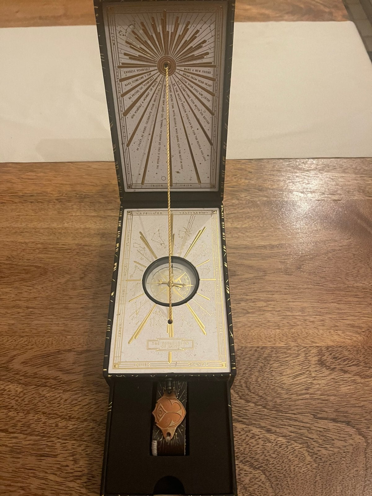 Coffret TOMORROWLAND a vendre avec bracelet impeccable, Enlèvement ou Envoi