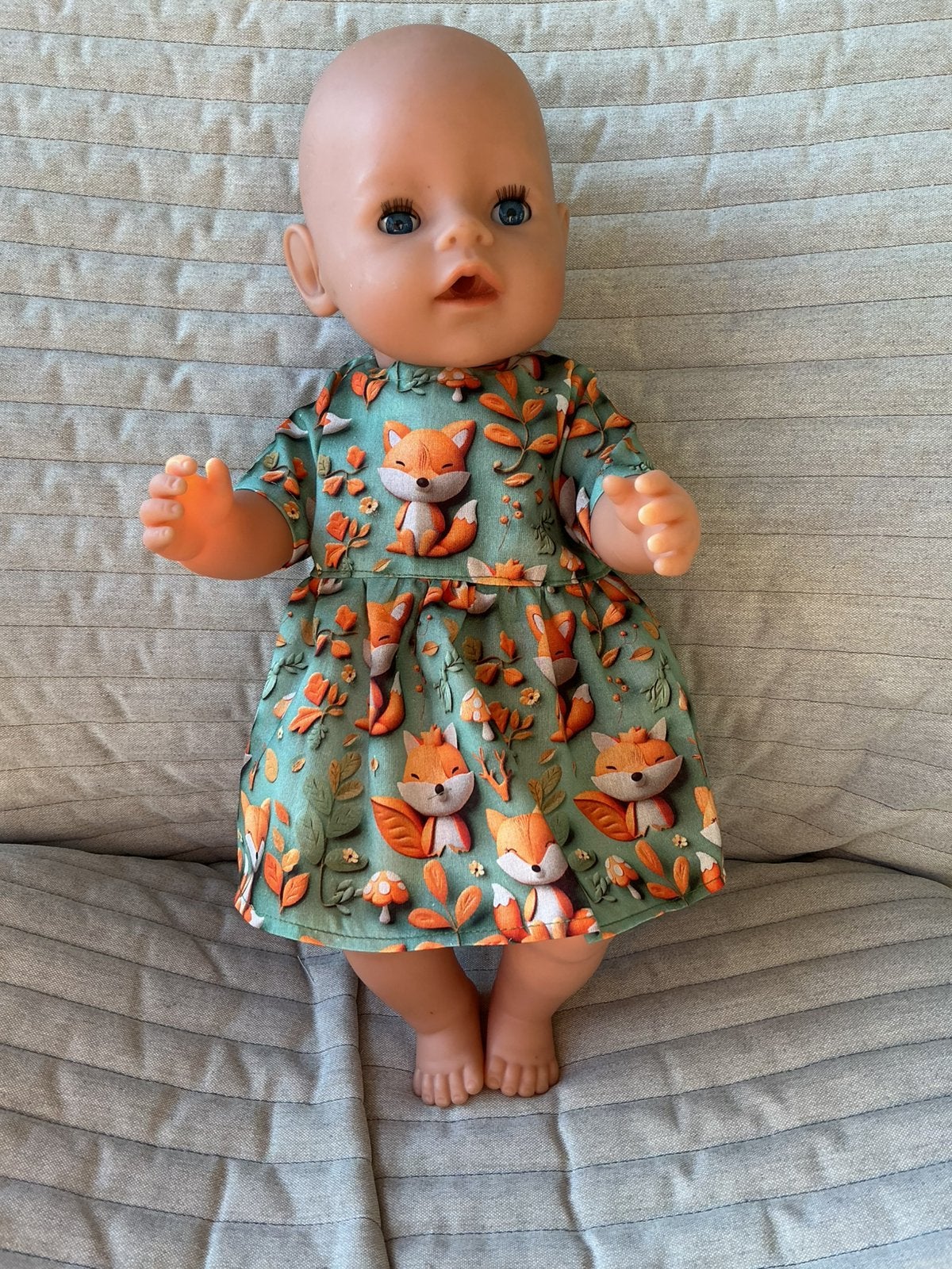 179. Babyborn: Nieuw groen jurkje met vosjes, Ophalen of Verzenden, Nieuw, Babypop