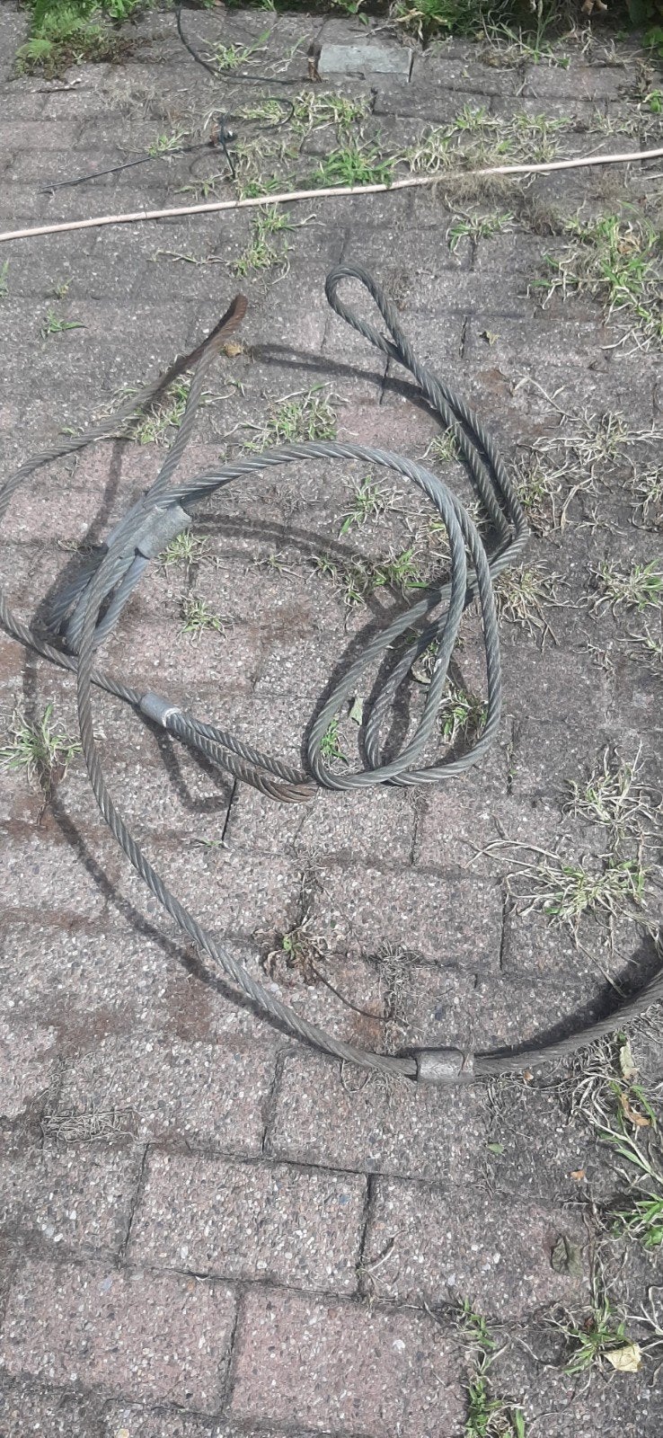 2 stalen trekkabels, Ophalen