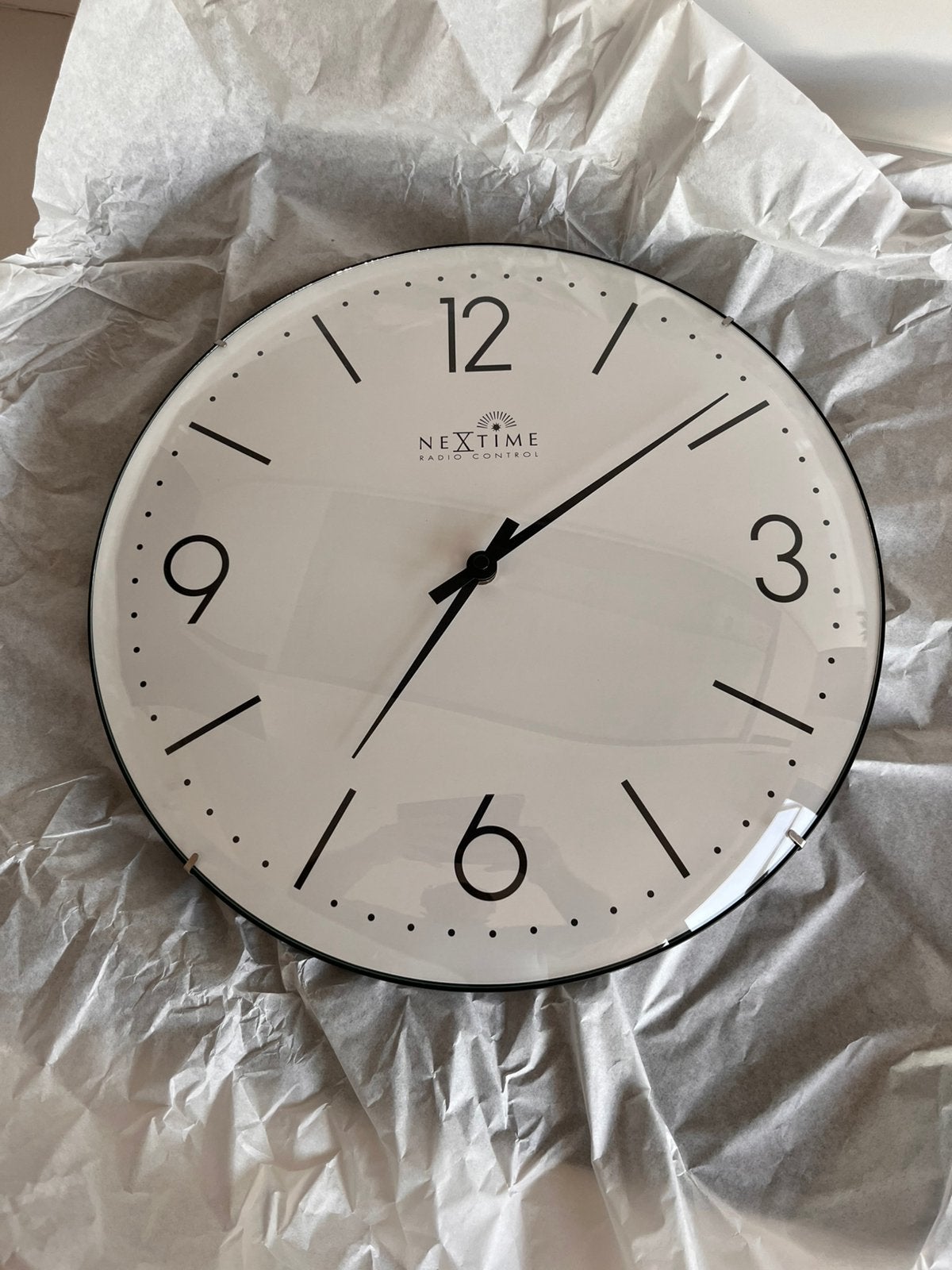 Radiogestuurde klok 35 cm nieuwe staat, Huis en Inrichting, Woonaccessoires | Klokken, Ophalen, Zo goed als nieuw, Wandklok