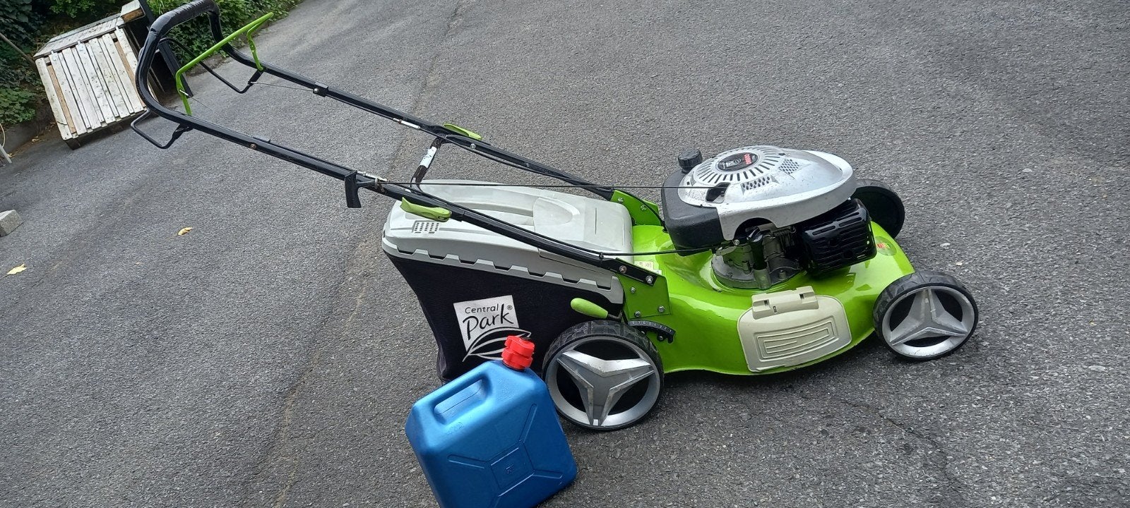 CENTRAL PARK + JERRYCAN BENZ ZELFTREKKER BENZINE GRASMACHINE, Ophalen