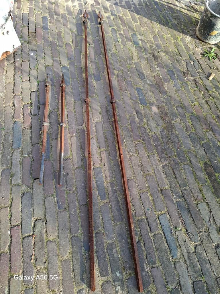 lange en korte smeedijzeren hekpalen, Ophalen