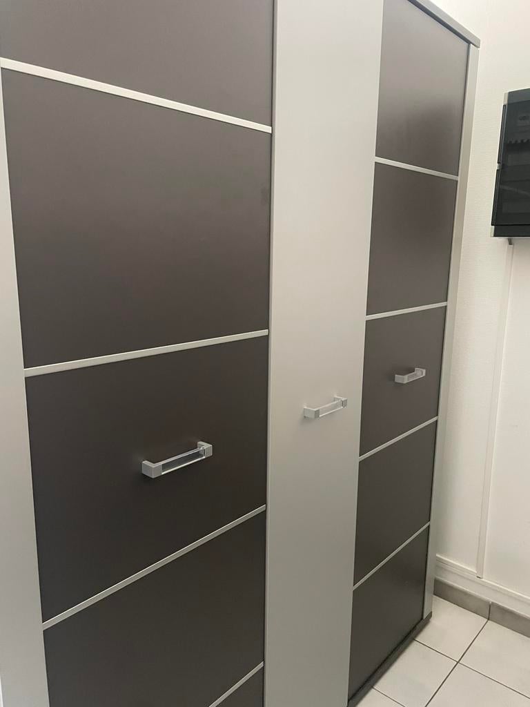 Moderne kast grijs 157 breed 206 hoog, Huis en Inrichting, Ophalen, Zo goed als nieuw