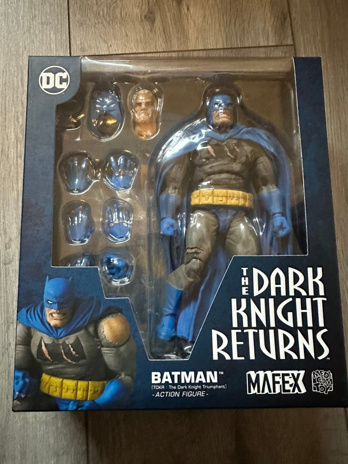 Batman dark knight returns mafex battle damaged hot toys, Enlèvement ou Envoi, Comme neuf