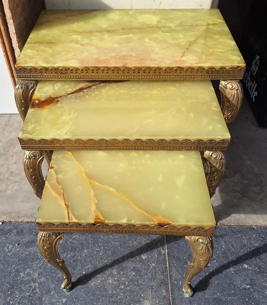 4 tables gigognes et étagères Louis Quinze en onyx du milieu, Enlèvement