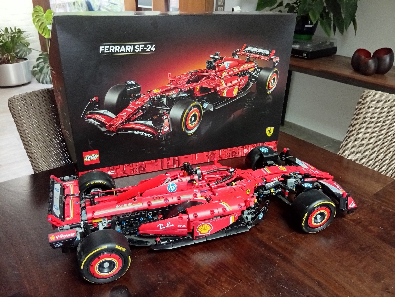 LEGO Technic Ferrari SF-24 F1, Ophalen