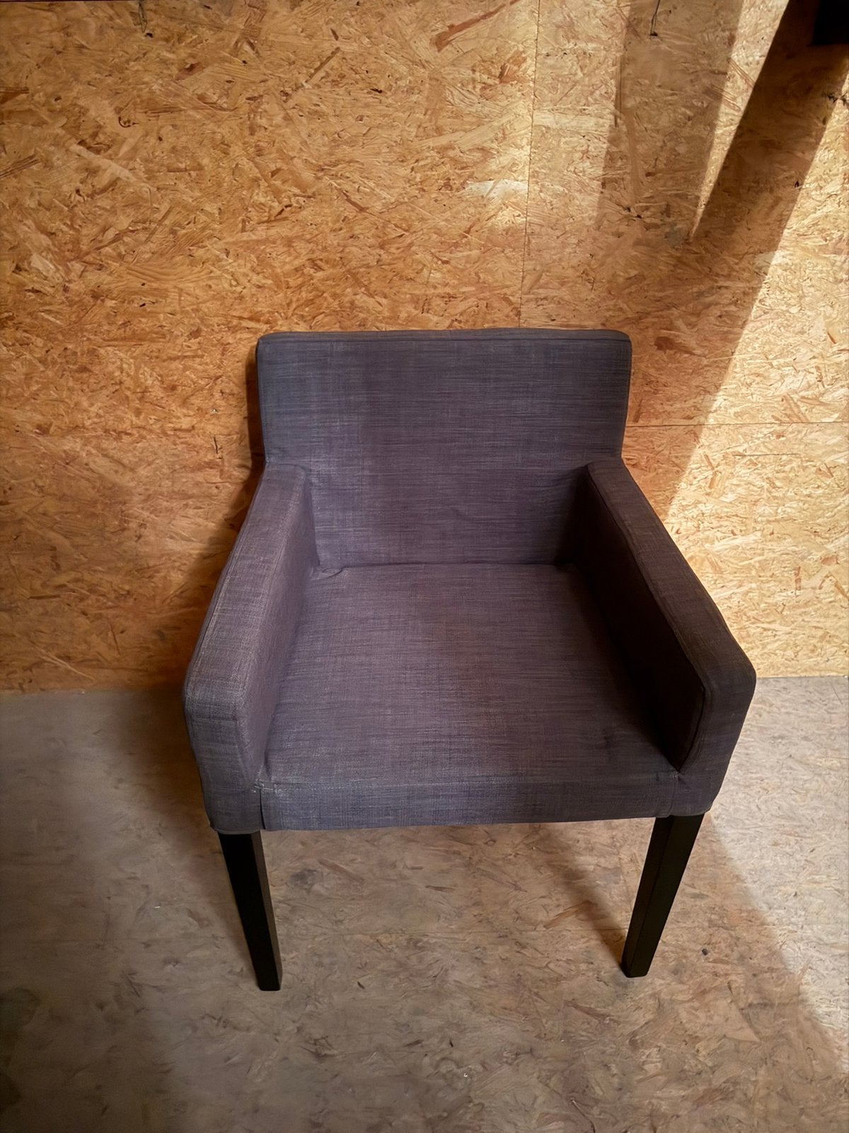 4 IKEA NILS stoelen + bijpassende poef – grijs, Carré, Enlèvement, Utilisé, 50 à 75 cm