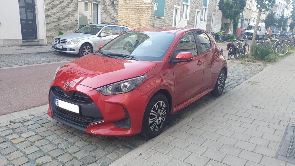 Toyota Yaris 2024 1.5 hybride 26 000 km, Autos, Rouge, Achat, Entretenue par le concessionnaire, Noir