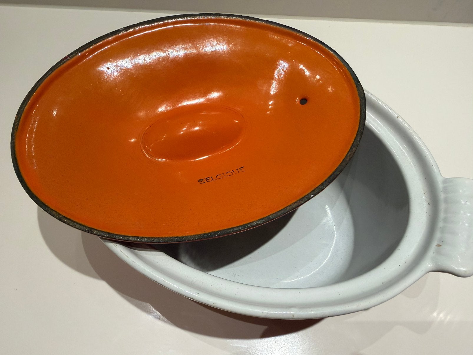 Plat à four vintage en fonte avec couvercle — FE Belgique, Avec couvercle, Enlèvement ou Envoi, Comme neuf, Émail