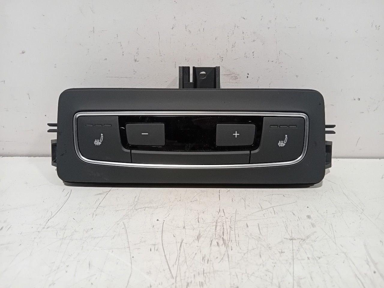 Stoelverwarming schakelaar Audi Q8, Onderdelen@venauto.nl, Van der Ven Autorecycling B.V., Gebruikt, Ettenseweg 76, 4706 PB Roosendaal, The Netherlands