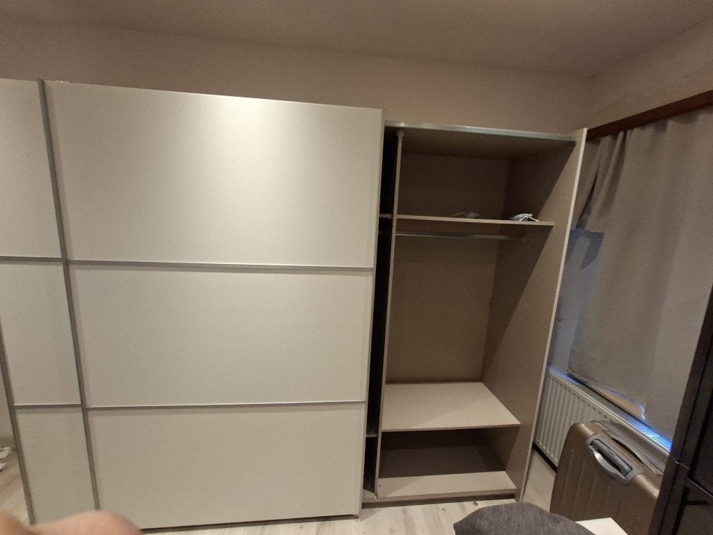Moderne schuifdeur kleerkast – wit/beige – goede staat, Ophalen, Met deur(en), 200 cm of meer, Zo goed als nieuw