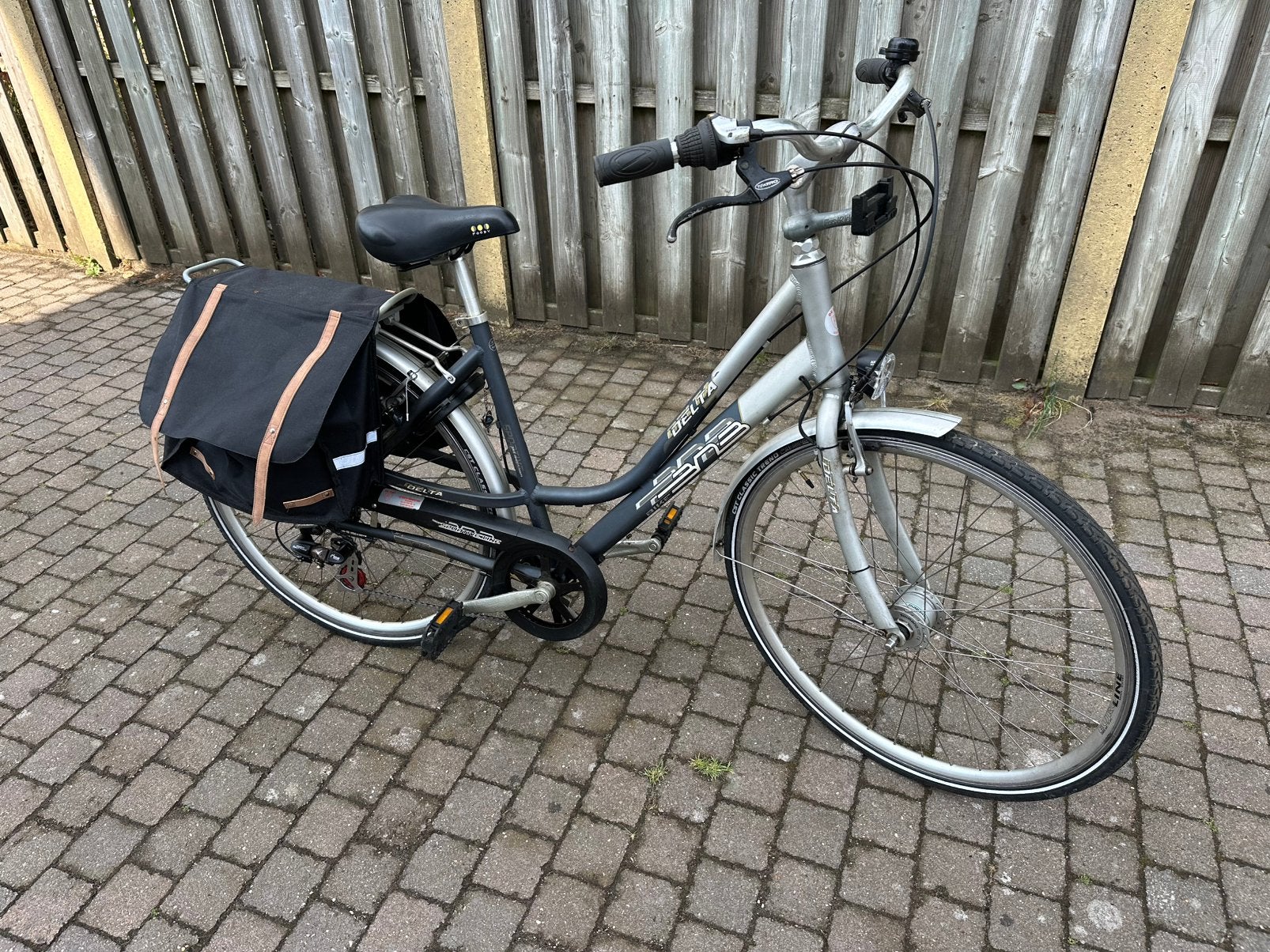 Damesfiets met goede fietstassen, Ophalen, Zo goed als nieuw, Versnellingen
