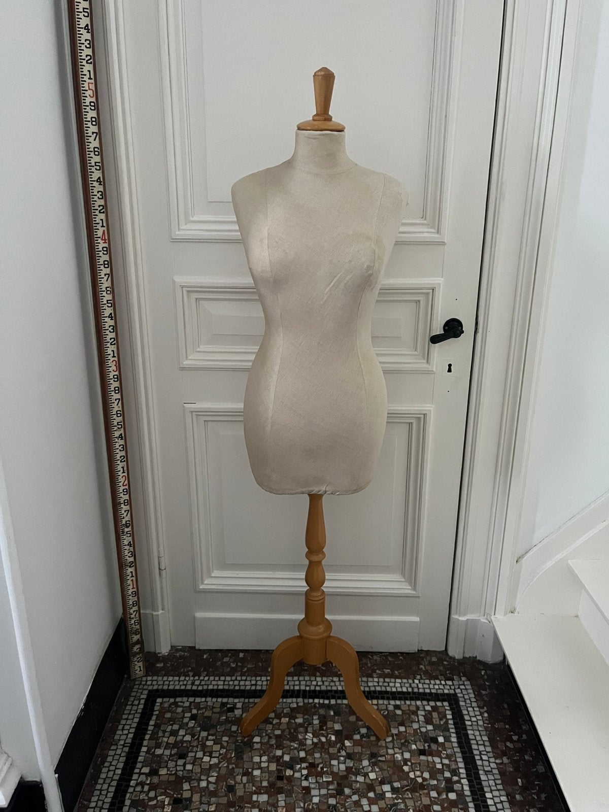 MOOIE PASPOP IN STOF MET HOUTEN VOET DAMES MODEL COUTURE, Ophalen of Verzenden, Zo goed als nieuw, Paspop