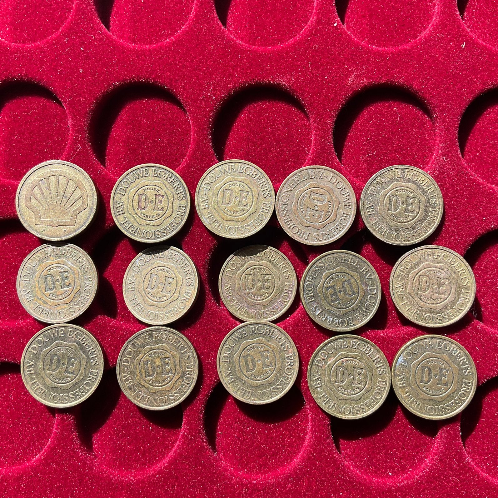 Collection de 15 jetons de café Douwe Egberts, Envoi