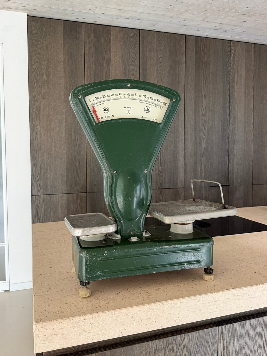 Vintage donkergroene industriële weegschaal, Elektronische apparatuur, Ophalen, Zo goed als nieuw, Winkelweegschaal