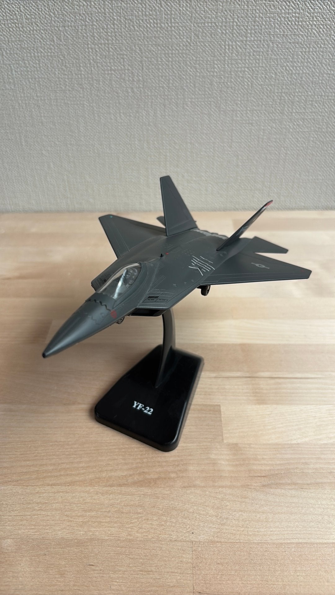 YF-22 gevechtsvliegtuig model op standaard, Ophalen, Zo goed als nieuw, Vliegtuig