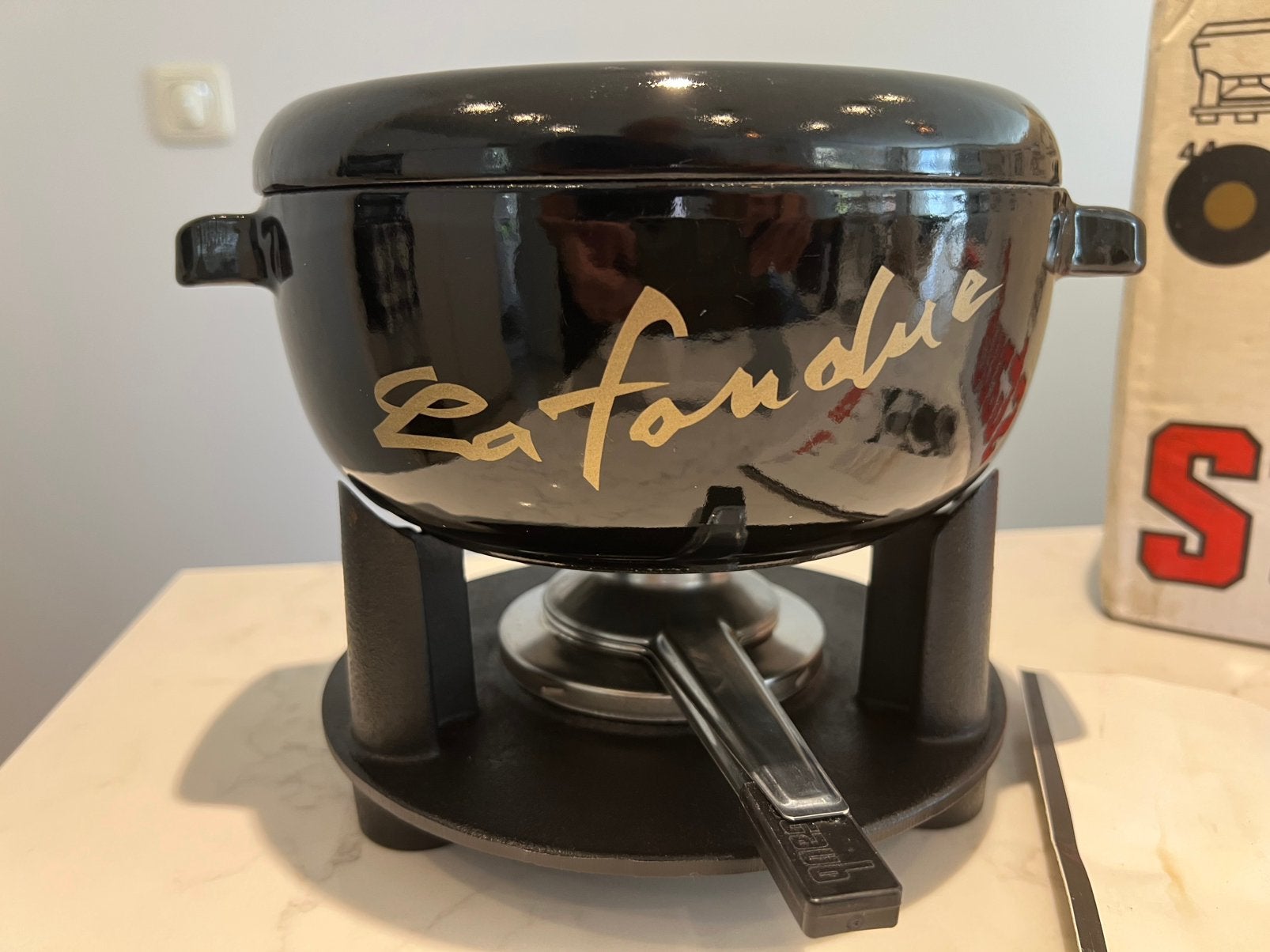 Nouveau Staub La Fondue noir brillant dans sa boîte, Maison & Meubles, Enlèvement ou Envoi, Comme neuf, Autres marques, Compatible induction